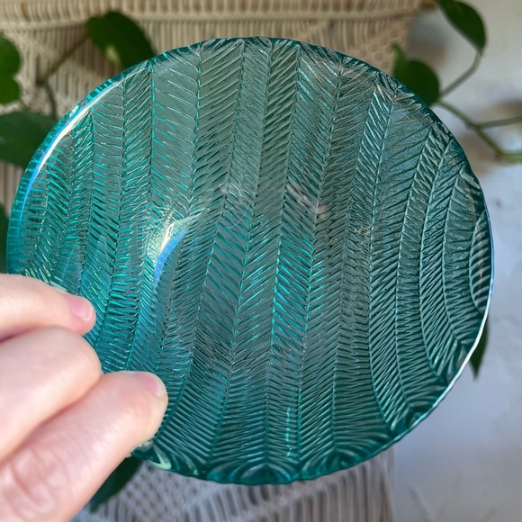 Set of 4 Vintage Teal Glass Bowls Leaf Pattern Dessert / Ice Cream / Berry Dish - Picture 6 of 9